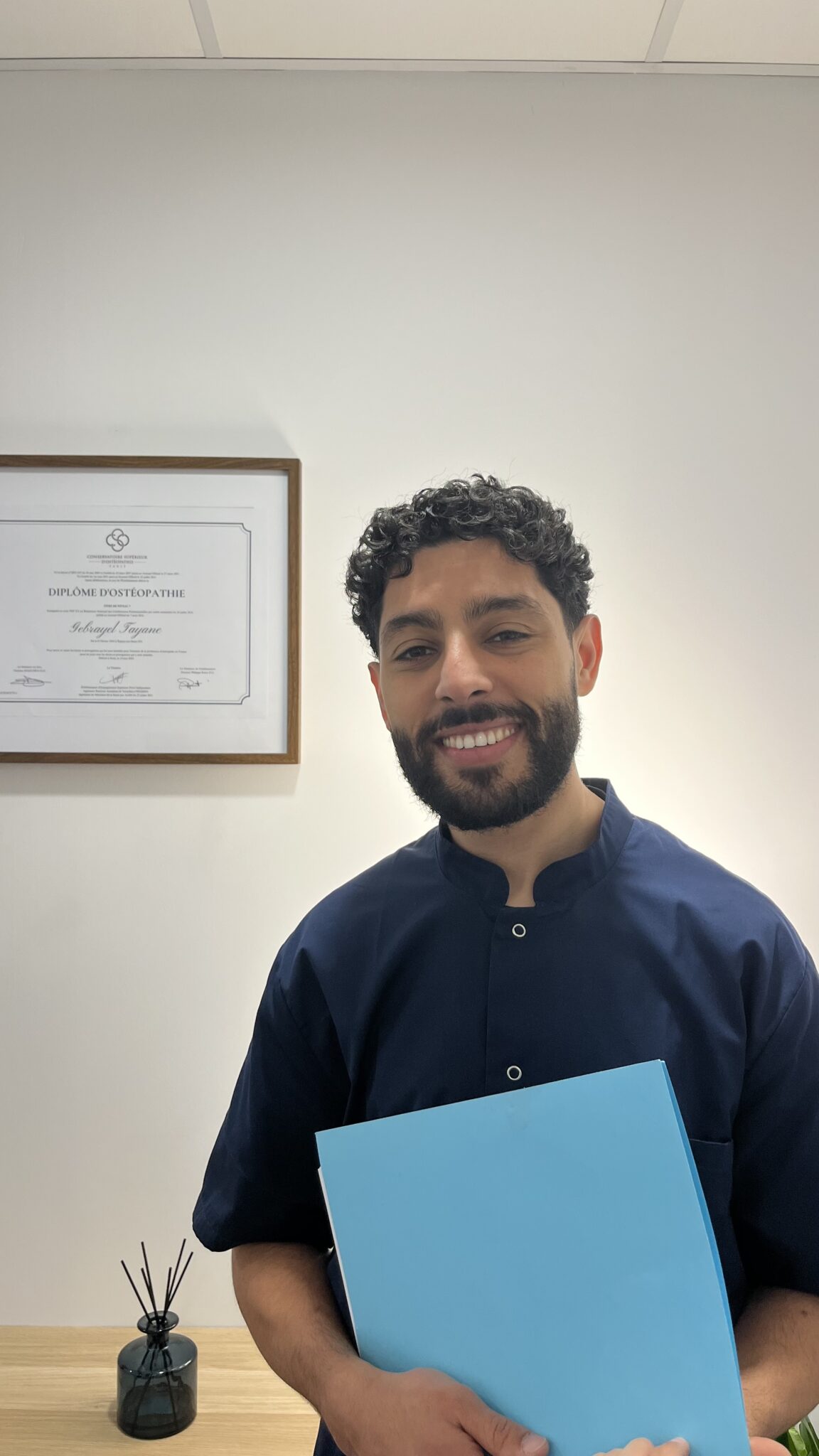 Gebrayel Tayane, ostéopathe à Argenteuil, dans son cabinet